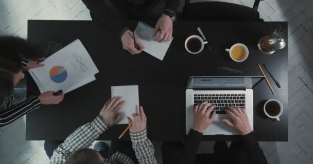 Patron grafik kullanarak iş sorunları çözme sırasında işçiler doodling. İşadamı dizüstü bilgisayarda yazarak. — Stok video