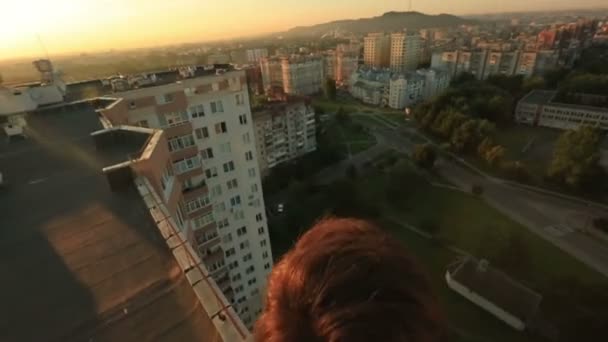 Junger gutaussehender selbstbewusster Geschäftsmann auf dem Dach eines Wolkenkratzers im Hintergrund der Industriestadt. Zeitlupe der Kamera — Stockvideo