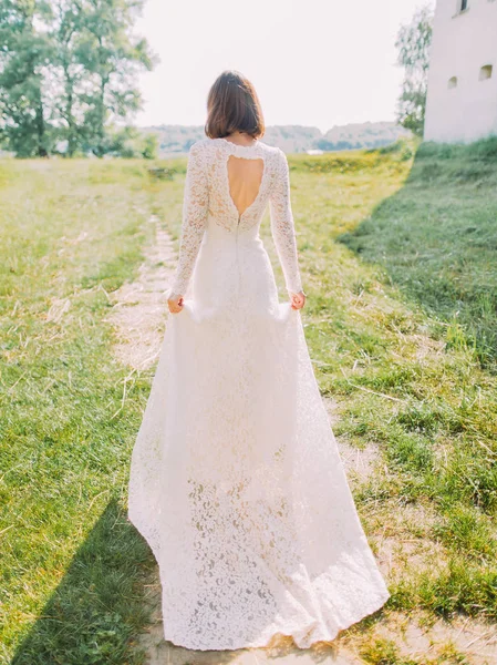 La vista trasera de longitud completa de la novia en el vestido de novia largo con estilo . — Foto de Stock