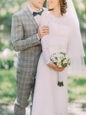 Sarılma düğün buket geri gelinle damat yakından görmek.