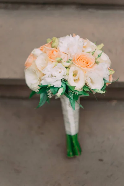 A vista close-up das flores do casamento deitado consistia nas rosas . — Fotografia de Stock