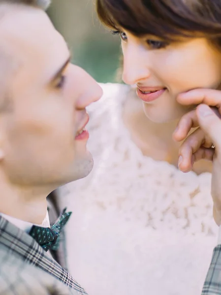 Ο γαμπρός χαϊδεύοντας το μάγουλο από την ευτυχισμένη σύζυγος. Close-up πορτρέτο. — Φωτογραφία Αρχείου