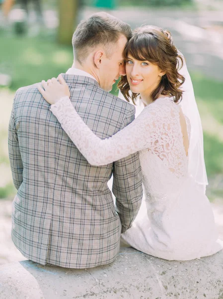 Lo sposo si appoggia sulla spalla della sposa sorridente. La vista posteriore . — Foto Stock