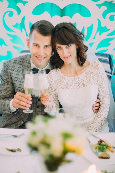 Şampanya bardağı tutan sarılma yeni evliler yakın çekim portresi.