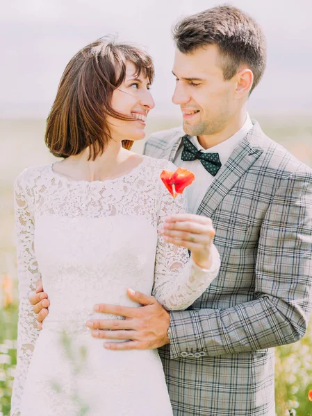 De leende nygifta håller vallmo. Närbild porträtt. — Stockfoto