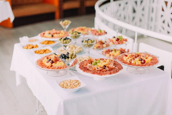 Zijaanzicht van de vleesgerechten met kaas. Bruiloft tabel instellen. — Stockfoto