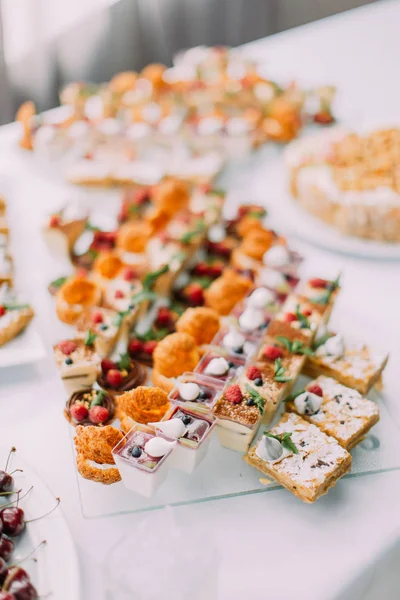 Un choix varié de desserts de mariage . — Photo