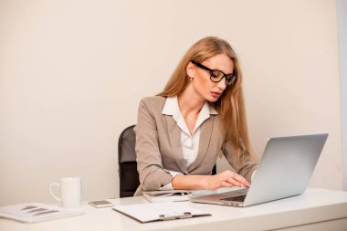 Ofiste çalışan çekici kadın. Bir şey onu laplop yazarak kadın.