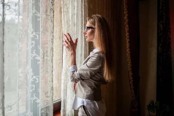 Pengusaha wanita melihat ke luar jendela. — Stok Foto
