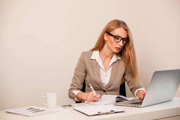 Επιτυχημένη νεαρός επιχειρηματίας συνεδρίαση στο γραφείο. Γυναίκα που εργάζεται με κάποια έγγραφα και το φορητό υπολογιστή. — Φωτογραφία Αρχείου