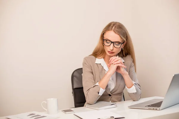 Σοβαρή γυναίκα κάθεται από τον πίνακα στο γραφείο και σκέψης σχετικά με την επιχειρηματική στρατηγική. — Φωτογραφία Αρχείου