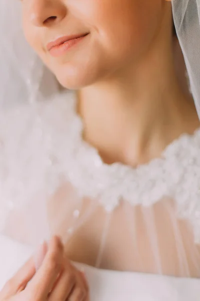 Porträtt av sensuell, vacker ung flicka i vit klänning, närbild — Stockfoto