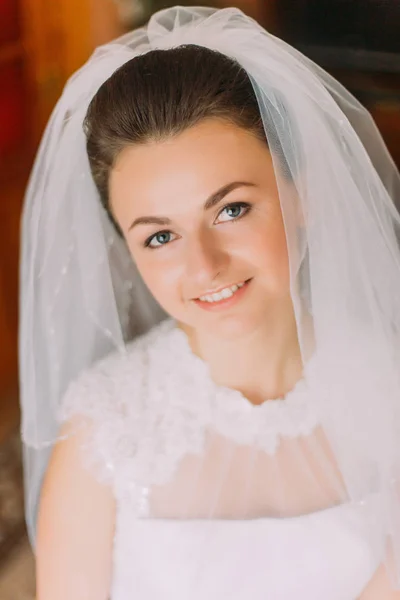 Retrato interno de sensual jovem noiva em véu, close-up — Fotografia de Stock