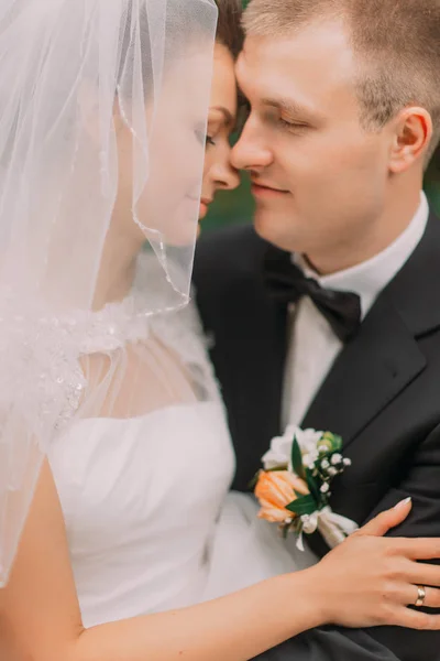 El retrato lateral sensible de los recién casados de pie cabeza a cabeza . —  Fotos de Stock