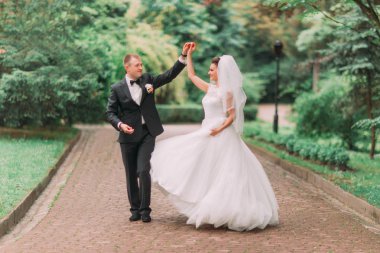 Yeşil park dans yeni evliler yatay görünüm.