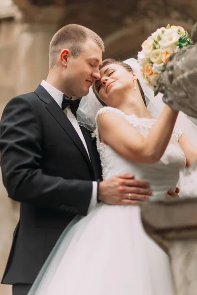 Groom serre la mariée dans ses bras. La vue rapprochée . — Photo