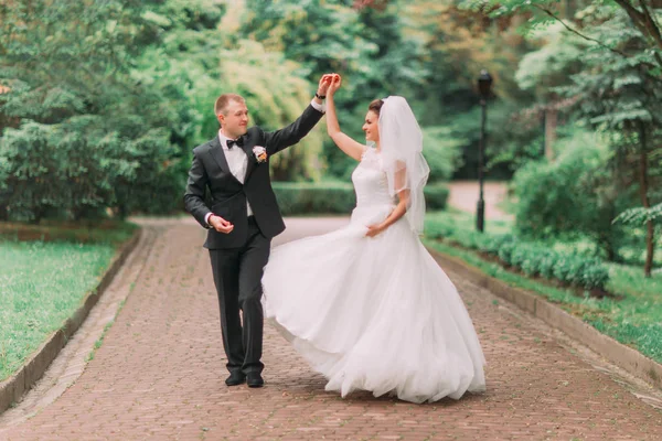 Yeşil park dans yeni evliler yatay görünüm.