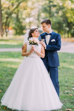 Damat gelini geri parkta düzenliyor.