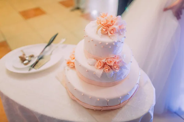 La vista de cerca anterior de la torta de boda blanca decorada con rosas . —  Fotos de Stock