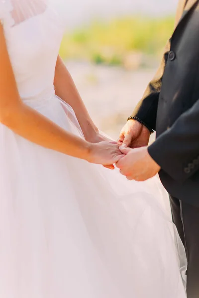 Vista de cerca de las manos de los recién casados . — Foto de Stock