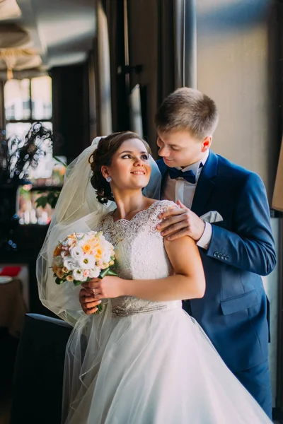 Romántico feliz pareja, novia y novio posando cerca de ventana primer plano —  Fotos de Stock