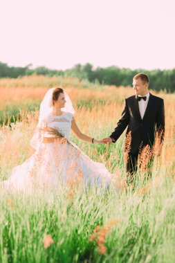 Elele buğday alanında yeni evliler.