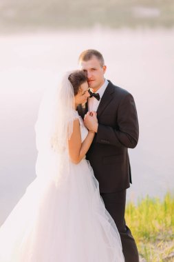 Sarılma yeni evli çift ar nehrin arka plan.