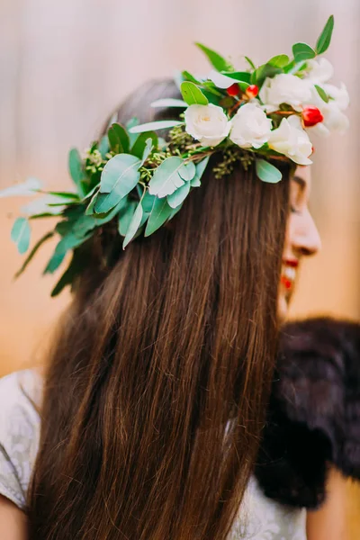 Hermoso pelo largo oscuro con flores corona de cerca — Foto de Stock