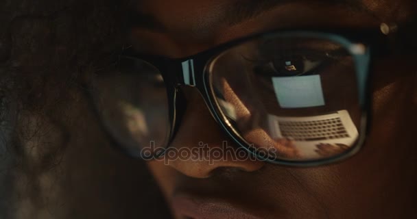Afro-Amerikan kadın gözlük iş Grafik yansıması. — Stok video