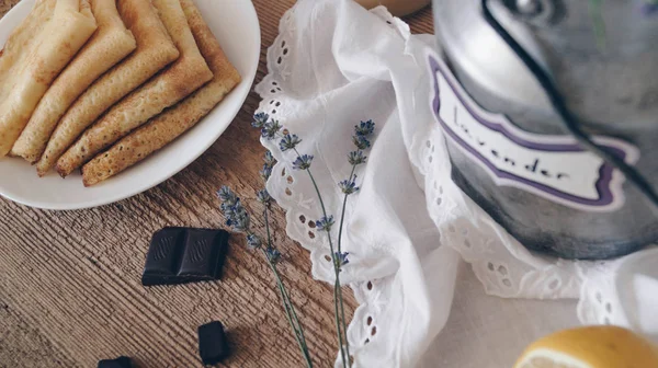 早上组成的干薰衣草、 早餐和块木制的桌子上的巧克力. — 图库照片