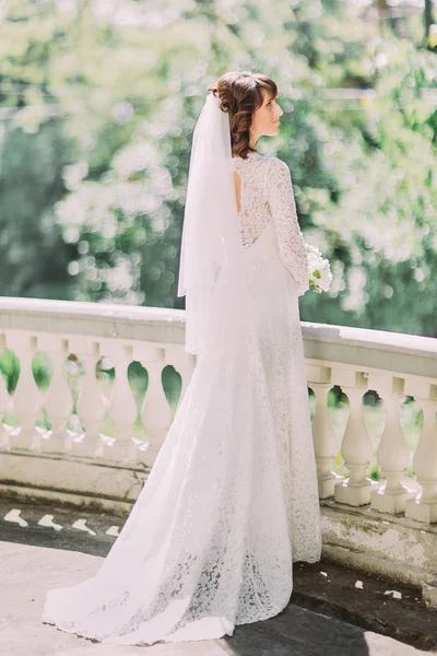 バルコニーに立っている花嫁の背面図. — ストック写真