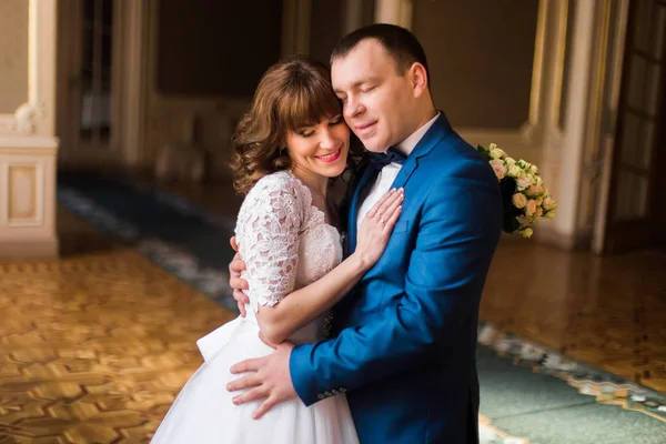 Retrato sensível dos recém-casados abraçadores felizes no palácio antigo . — Fotografia de Stock