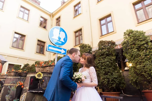 Close-up view of the happy kissing newlyweds in the street. — Stock Photo, Image