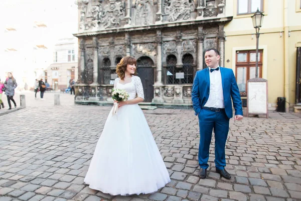 Composição encantadora dos recém-casados andando na rua . — Fotografia de Stock