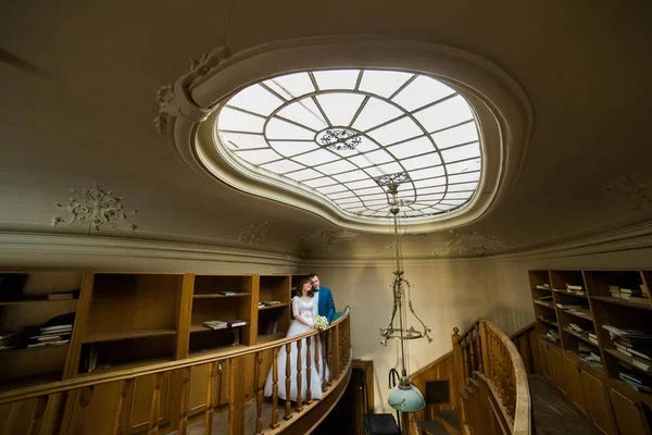 Maravillosa pareja de recién casados se está abrazando en el castillo barroco . —  Fotos de Stock