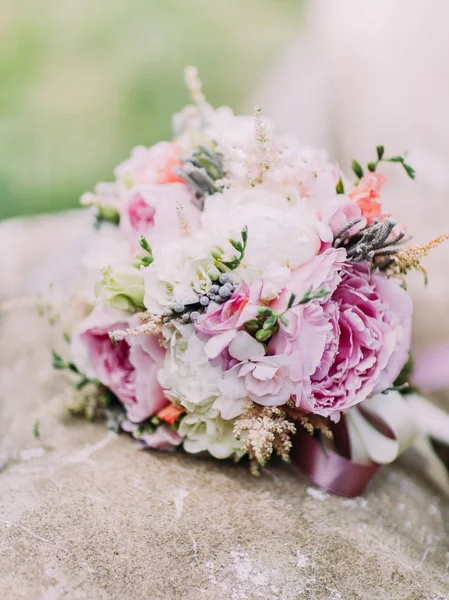 Hermoso ramo de boda de coloridas peonías con hierbas colocadas en la fuente . —  Fotos de Stock