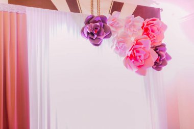 Perdeleri restoranda büyük doku gül süslemeleri.