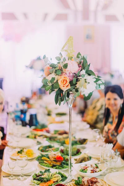 Close-up foto vertical do belo buquê de rosas coloridas e peônias no conjunto de mesa de casamento . — Fotografia de Stock