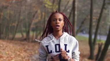 Koşu BEAUITFUL Afro-Amerikan kız portresi yakın çekim.