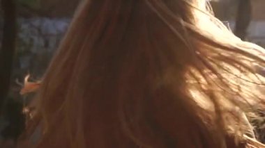 Yerde jogging neşeli çok kültürlü kızlar yakından görmek.