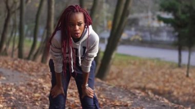 Sabah dürtmek sonra parkta yorgun kız rahatlatıcı.