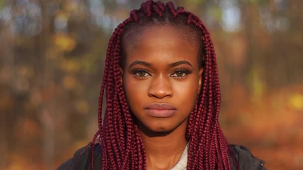 Крупним планом портрет красивої афро-американки посміхається . — стокове відео