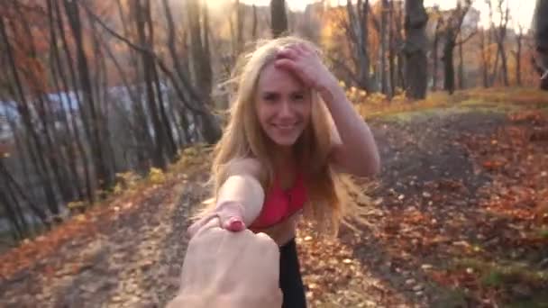 Vergrote weergave van de sportwoman trekken van de hand van de man tijdens de run in het park. — Stockvideo
