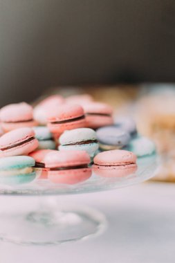 Yakın çekim bölümü görünümünü renkli macarons plaka üzerine yerleştirilen.