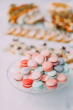 Renkli macarons bileşimi plaka kürsüde yer.