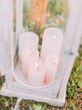 Küçük ahşap stand aydınlatma mum yakından görmek.