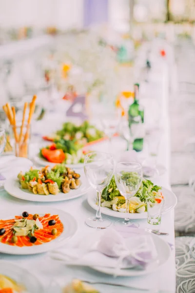 Diferentes tipos de pratos colocados no conjunto de mesa de casamento . — Fotografia de Stock