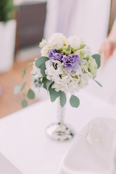 Close-Up photo az ezüst váza fehér és lila virágok. — Stock Fotó