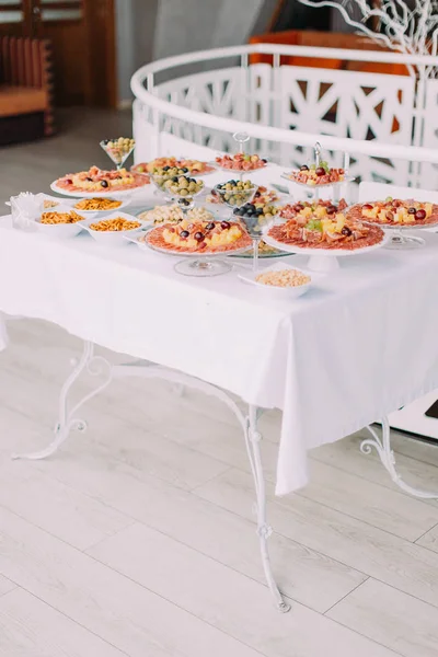 Das vertikale Foto der Hochzeitstafel bestand aus Fleischgerichten. — Stockfoto