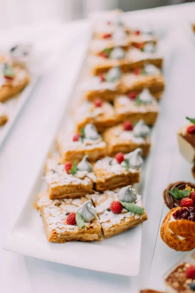 Deliciosos postres con frambuesas para fiesta de bodas . —  Fotos de Stock